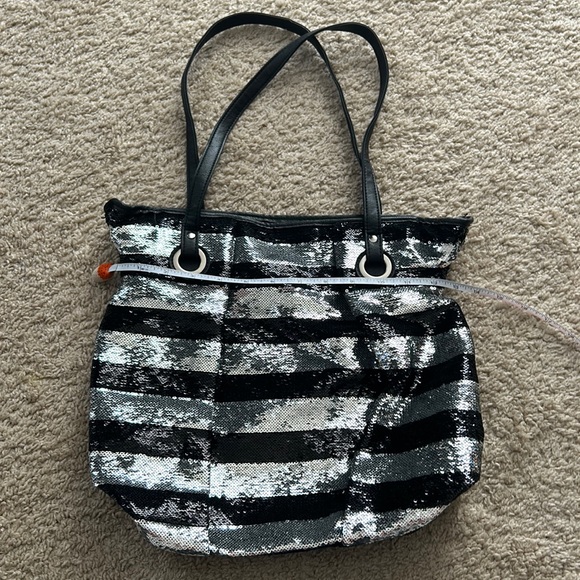 Candie‘s Sequin Sparkling Striped Faux Leather Tote Bag - Picture 3 of 11
